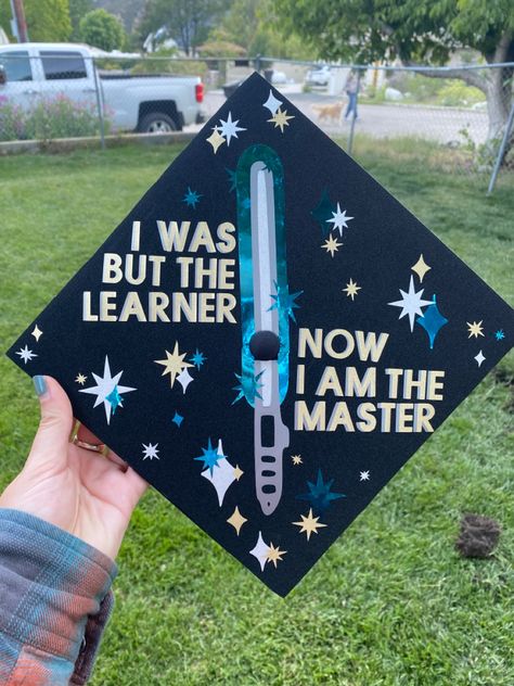 Graduation Cap inspired by Star Wars. Star Wars Masters Grad Cap, Grogu Graduation Cap, Masters Grad Cap Designs, Grad Cap Ideas Star Wars, Grad Cap Star Wars, Masters Cap Ideas, Cap Decoration Graduation Men, Grad Cap For Guys, Aerospace Graduation Cap