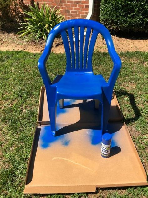 Diy Metal Chair, Plastic Chair Makeover, Metal Chair Makeover, Chair Makeover Ideas, Painting Plastic Chairs, Backyard Chairs, Crate Seats, Patio Furniture Makeover, Chairs Diy