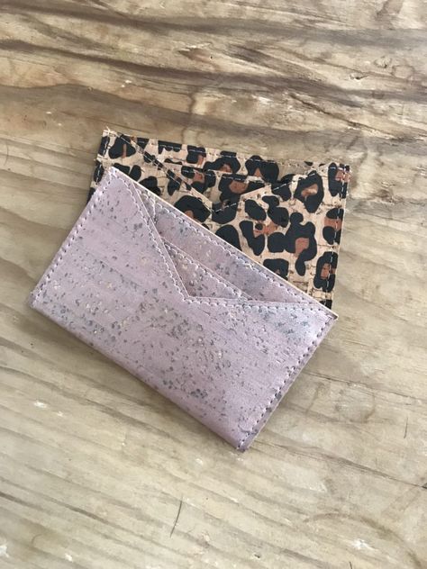 FREE Shuffle Card Holder Pattern – Love You Sew Diy Credit Card Holder Pattern, Cricut Wallet, Card Holder Sewing Pattern, Credit Card Holder Pattern, Leather Card Holder Pattern, Leather Card Wallet Pattern, Sewing Plush, Wallet Pattern Free, Card Holder Template