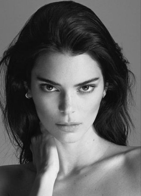 Kendall Jenner Outfits Street Styles, Woman Photoshoot Poses, Playful Makeup, Zara Models, Kendall Jenner Face, Kendall Jenner Photos, Photographs Ideas, Model Inspo, Gray Aesthetic