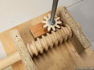 Worm Drive, Wooden Gears, Woodworking Chair, Intarsia Woodworking, Woodworking Box, Woodworking Toys, Woodworking Patterns, Woodworking Joints, Woodworking Machine