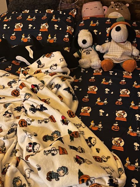 Snoopy Room Ideas, Snoopy Room Decor, Bed With Stuffed Animals, Snoopy Bed, Halloween Room Decor Aesthetic, Snoopy Bedding, Snoopy Room, Snoopy Aesthetic, Snoopy Items