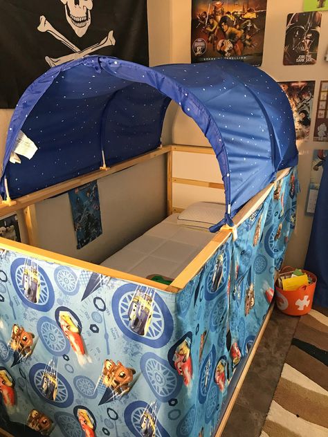 Learn how to make an Ikea bed tent with this easy hack involving curtains and a canopy. Perfect for making a secret reading nook out of the Kura bunk bed. My tutorial is Star Wars focused but it would be as a princess play space, or superhero themed as well. An easy DIY tutorial for a girl or boy bedroom using just fabric and wood. Kura Bed Tent, Ship Bedroom, Diy Bed Tent, Pirate Ship Bedroom, Kids Bed Tent, Kura Bed Hack, Bed Fort, Ikea Hack Kids, Star Wars Bedroom