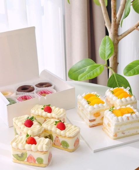 high quality transparent ps plastic acrylic cake dessert tiramisu candy biscuit cookie snack box with lid Cake Boxes Packaging, Birthday Cake Brownies, Sushi Box, Korean Dessert, Fruit Pastries, Tiny Cakes, Dessert Packaging, Kawaii Cooking, Dessert Boxes