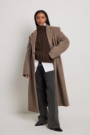 Coat Trends 2023, Winter Biker Jacket, Winter Coat Trends, Outfit Upgrade, Fall Winter Coat, Turtleneck Outfit, Coat Trends, Classic Trench Coat, Stylish Coat