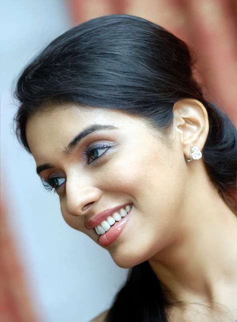 Asin Thottumkal, Anushka Pics, Celebrity Surgery, Nazriya Nazim, Female Photography, Nice Face, Indian Bridal Photos, Hema Malini, Best Bridal Makeup