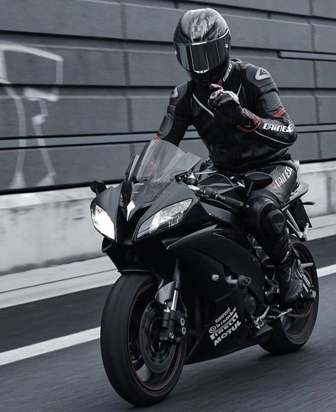 Ｉｎｓｔａ| @pistonmodifiye Motorcycle Leathers Suit, Motorcycle Guy, Best Motorbike, Hot Biker Guys, Image Moto, Biker Photoshoot, Motorcycle Aesthetic, Biker Aesthetic, Bike Photography