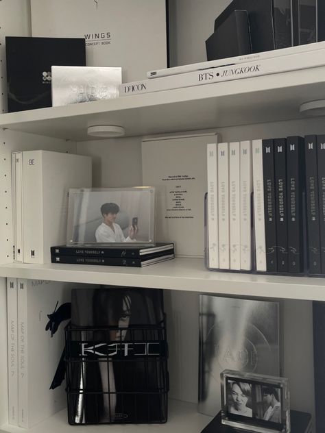 Cat Bedroom Aesthetic, Kpop Album Display, Bookshelf Setup, Bts Room Decor, Aesthetic Shelf, Shelf Aesthetic, Acubi Aesthetic, Bookshelf Aesthetic, Bts Room