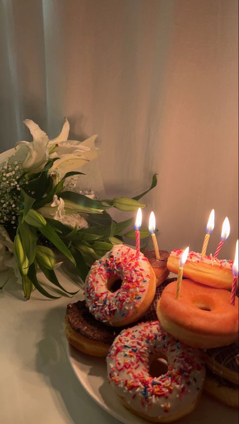 Donut Birthday Photoshoot, Birthday Donuts Ideas, Bday Brunch, Birthday Eve, Sweet 17, Birthday Donuts, Happy Birthday Cake Images, Insta Photos, Pretty Dessert