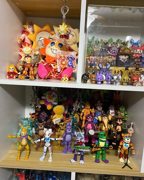 Live laugh Fnaf Shelf. This is what brings me joy. - #fnaf #fnafcollection #fnafsecuritybreach #fivenightsatfreddys #collection #collectible #collector #sunandmoon #fnafsun #fnafmoon #fnafsl Fnaf Decor, Fnaf Sl, Action Figure Display, Fnaf Stuff, Fnaf Memes, Cute Bedroom Decor, Don't Judge, Helluva Boss, Five Night