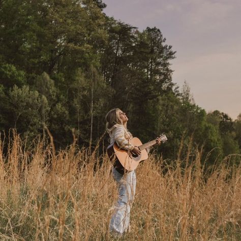 Singer Senior Pictures, Folk Pop Aesthetic, Country Guitar Aesthetic, Elly Aesthetic, Lainey Wilson Aesthetic, Lainey Wilson Photoshoot, Jolene Aesthetic, Boho Country Senior Pictures, Worship Photoshoot