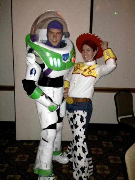 Buzz Lightyear And Jessie, Disfraz Buzz Lightyear, Cowgirl Costume Diy, Buzz Costume, Disfraz Toy Story, Lightyear Costume, Jessie And Buzz, Buzz Lightyear Costume, Toy Story Costumes