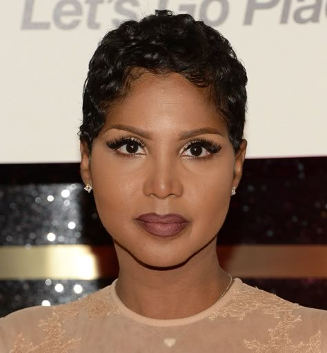 Halle Berry Short Hair, Short Relaxed Hairstyles, Celebrity Haircuts, Natural Hair Cuts, Toni Braxton, Chocolate Girls, Hair Crush, Relaxed Hair, Halle Berry