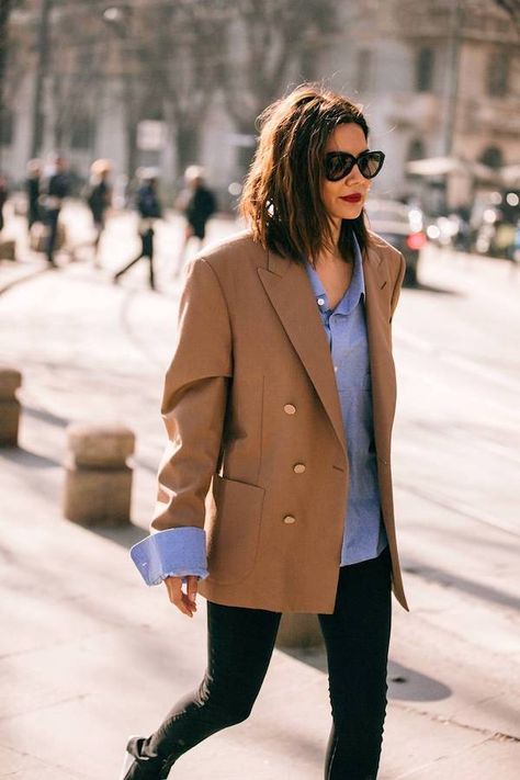 12 Camel Blazers Worthy of Your Spring Wardrobe Camel Blazer Outfit, Outfit Minimalista, Mode Dope, Ultimate Capsule Wardrobe, Camel Blazer, Minimalistic Outfits, Capsule Wardrobe Work, Elegante Y Chic, Walking Down The Street