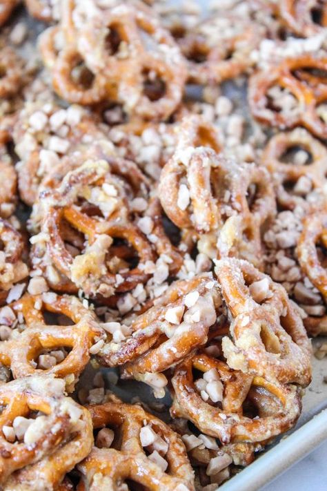 Butter Toffee Pretzels, Toffee Pretzels, Pretzel Toffee, Toffee Recipe, Butter Toffee, Candy Recipes Homemade, Snack Mix Recipes, Christmas Candy Recipes, Christmas Snacks