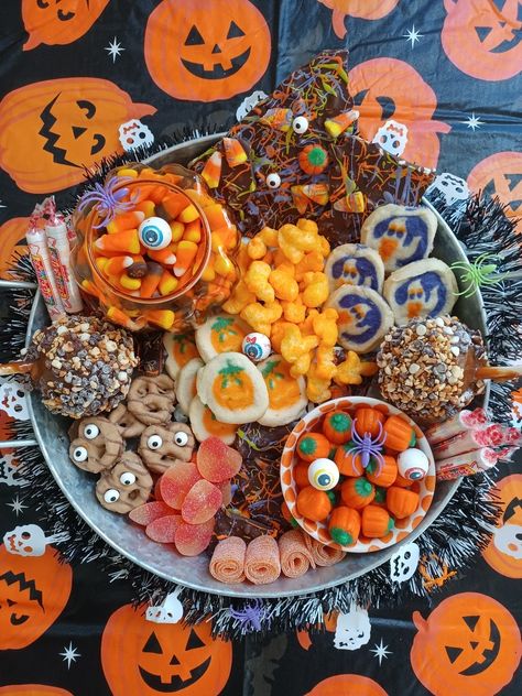 Sleepover Party Aesthetic, Autumn Sleepover, Halloween Sleepover Party, Spooky Sleepover, Halloween Charcuterie Boards, Charcuterie Board Halloween, Spooky Charcuterie, Halloween Charcuterie Board Ideas, Food Polls