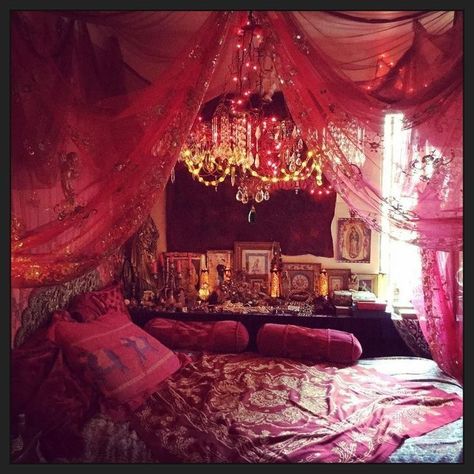 Masquerade Bedroom Ideas, Burlesque Room Decor, Small Bedroom Maximalist, Purple And Red Bedroom, Whimsigoth Bed, Bed Maximalist, Maximalism Bedrooms, Whimsigothic Bedroom, Ambiance Bedroom