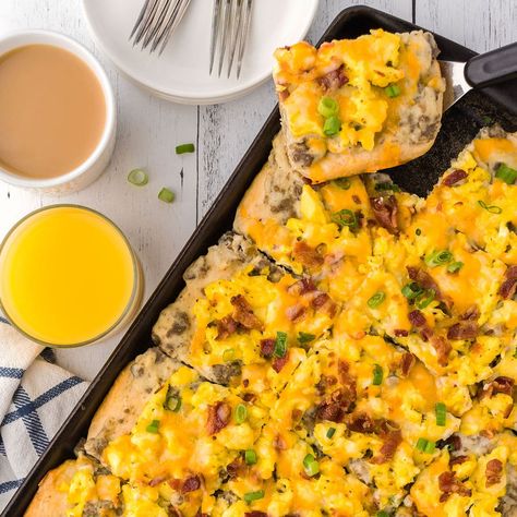 Biscuit Breakfast Pizza Biscuit Breakfast Pizza, Biscuit Crust Pizza, Scrambled Eggs Breakfast, Breakfast Meats, Egg Pizza Breakfast, Biscuit Breakfast, Biscuit Crust, Biscuit Pizza, Breakfast Pizza Recipe