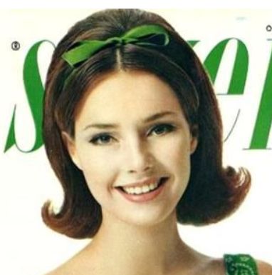 Flip hairstyle with green bow headband 60s Gogo Hairstyles, Vintage Hair With Headband, 60s Hair With Bow, 1960s Hair Headband, 1950s Headband Hairstyles, Hairstyles 1960s For Women, 1960s Hair Accessories, 1956 Hairstyles, 60's Flipped Hair