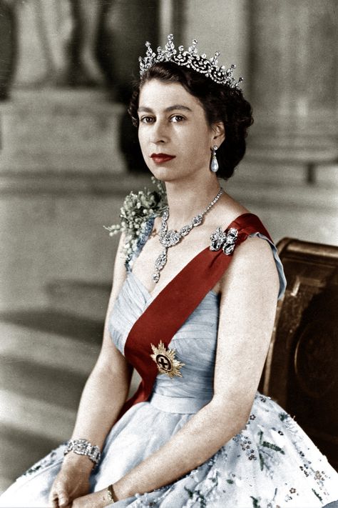 9 Things You Should Know For National Lipstick Day The Queen had her own signature shade for her Coronation, matching her robes " The Balmoral Lipstick" named after her Scottish country home. Young Queen Elizabeth, Rainha Elizabeth Ii, Reine Elizabeth Ii, Royal Crowns, Reine Elizabeth, Princess Photo, Royal Tiaras, Elisabeth Ii, Estilo Real