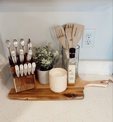 Counter Utensil Holder, Cream Kitchen Decor Ideas, Kitchen Counter Decor Knife Block, How To Decorate A Countertop, Home Decor Ideas Rustic Modern, Knives On Kitchen Counter, Utensils On Counter, Home Decor Rustic Modern, Knife Block On Counter Decor