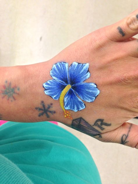 #Hibiscus flower I did on my hand using #poisemakeup as a demonstration for my students at #EIschoolofprofessionalmakeup #bodypainting #bodypaint #creammakeup #flowerbodypainting #bodyart #facepaint #face #painting #body #paint #poiseHDcream #makeup #bodymakeup #poiseHDcreme Hawaiian Flower Face Paint, Hibiscus Flower Face Paint, Hibiscus Face Paint, Tropical Face Paint, Cute Face Paint Ideas For Teens, Beach Face Paint, Face Paint Ideas For Teens, Teen Camp, Face Painting Flowers