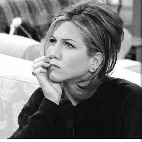 "That look when you're sitting mid-week trying to figure how far the weekend is!" 🤔  Hey Fans ! Check the link in the bio to buy Exclusive… Estilo Rachel Green, Rachel Green Hair, Friends Rachel, Rachel Green Style, Rachel Green Outfits, Rachel Friends, Jennifer Aniston Hair, Friends Scenes, Jen Aniston