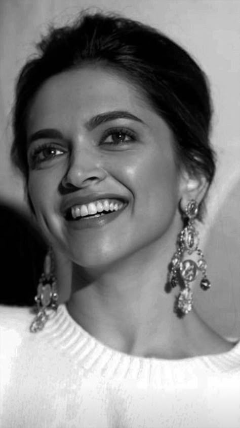 Black And White Photography Portraits, Dipika Padukone, Easy Girl, Tears Art, Bicycle Ride, Deepika Padukone Style, Beauty Culture, Celebrity Makeup Looks, Face Sketch