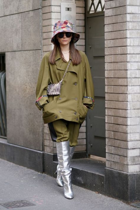 Bucket Hat Outfit 90s, Green Bucket Hat Outfit, Silver Shoes Outfit, Bucket Hat Outfits, Bucket Hat Outfit, Bucket Hat Style, Effortless Chic, Outfits With Hats, Summer Hats