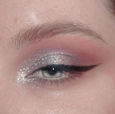 Irredescent Eye Makeup, Gliterry Eye Makeup, Glittery Prom Makeup, Silver And Pink Makeup, Glittery Eyeshadow Looks, Space Themed Makeup, Ethereal Eye Makeup, Glitter Eye Makeup Looks, Overalls Streetwear