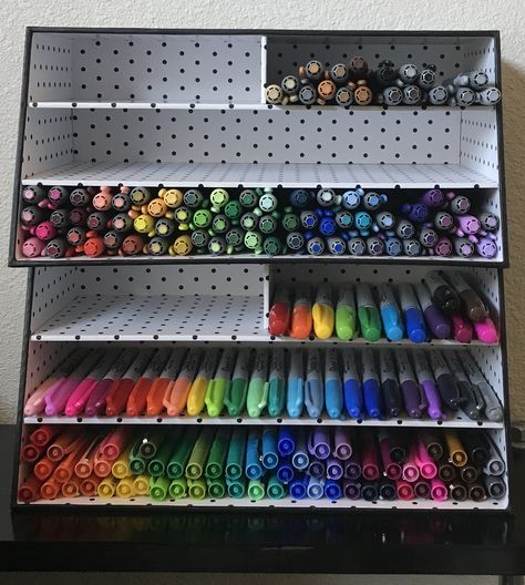 Markers! - Scrapbook.com Diy Marker Storage, Craft Room Organisation, Diy Marker, Craft Storage Organization, Art Supplies Storage, Art Supply Organization, Marker Storage, Craft Room Design, Art Studio At Home