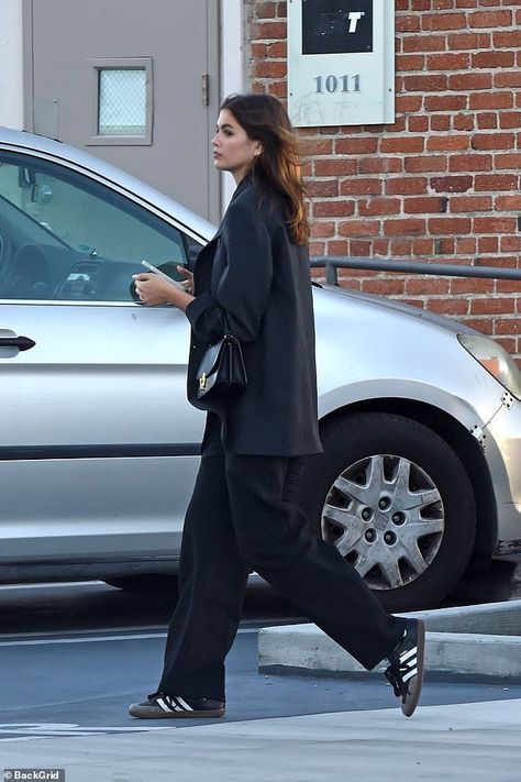 Streetstyle Winter, Kaia Gerber Style, Looks Adidas, Adidas Samba Outfit, Samba Outfit, Business Chic, Kaia Gerber, Adidas Outfit, Black Suit