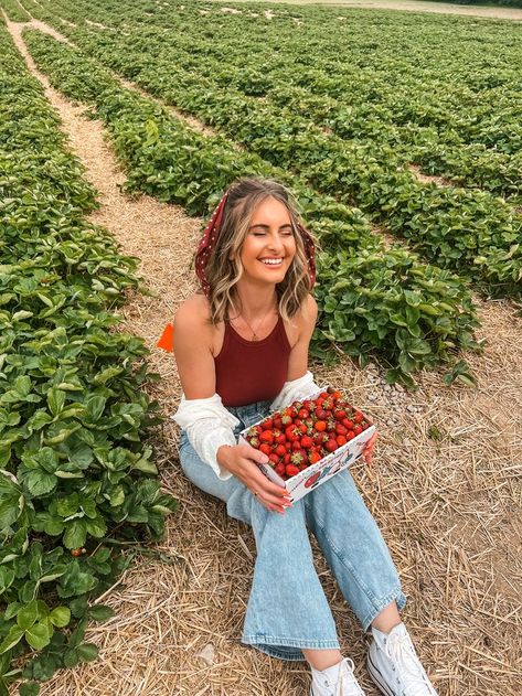 Raspberry Picking Outfit, Strawberry Field Outfit, Strawberry Patch Outfit Ideas, Fruit Picking Photoshoot, Strawberry Picking Outfit Aesthetic, Cute Strawberry Picking Outfits, Strawberry Picking Photoshoot, Chair In Field Photoshoot, Berry Picking Photoshoot