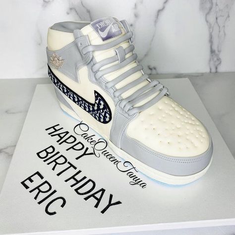 Sneaker Theme Cake, Jordan 1 Cake, Jordan Cake Ideas, Michael Jordan Birthday, Jordan Birthday, Tall Vase Arrangements, Jordan Cake, Air Dior, 21st Ideas