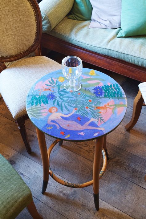 Eccentric Coffee Table, Coffee Table Paint Ideas Colorful, Hand Painted Tables, Wallpaper Coffee Table, Painted Table Top Ideas, Funky Painted Coffee Table, Hand Painted Table Tops Ideas, Funky Painted Table, Coffee Table Painting Ideas