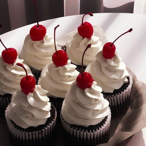 Valentines Cupcakes Aesthetic, Chocolate Cherry Cupcakes, Cherry Cupcakes, Cute Baking, Recipes Sweet, Cupcake Designs, Snack Cake, Cute Desserts, Cherry On Top