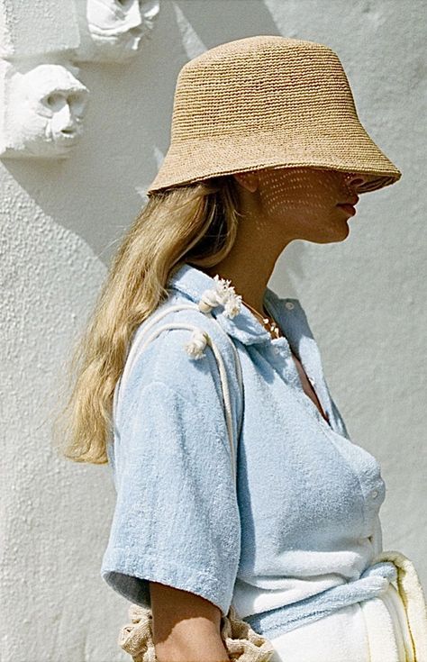 European Summer Style, European Beach, Town Aesthetic, European Summer Aesthetic, Girly Fits, Mid 90s, Summer Style Guide, Summer Photoshoot, Seaside Town