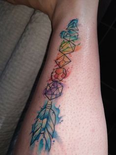 No color, die from other picture Arrow Tat, Dice Tattoo, Flower Tattoo Ideas, Geometric Arrow, D Tattoo, Tattoo Traditional, Arrow Tattoo, Trendy Tattoos, Skin Art