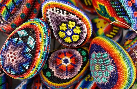 Beaded Eggs, Huichol Pattern, Mexico Christmas, Egg Ornaments, Native Beading Patterns, Mexican Christmas, Huichol Art, Beading Ideas, Egg Designs