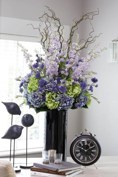 Tall Glass Vase Arrangements, Black Vase Flower Arrangement, Flower Vase Ideas, Tall Vase Arrangements, Best Artificial Flowers, Black Glass Vase, Tulip Arrangement, Grocery Store Flowers, Tall Flower Arrangements