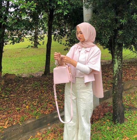 Barbie Inspired Outfits Hijabi, Pink Hijabi Outfits Aesthetic, Barbie Inspired Outfits Hijab, Barbie Outfits Modest, Hijab Fashion Pink, Pink Hijab Outfit Casual, Hijabi Barbie Outfit, Barbie Hijab Outfit, Soft Pink Outfit Hijab