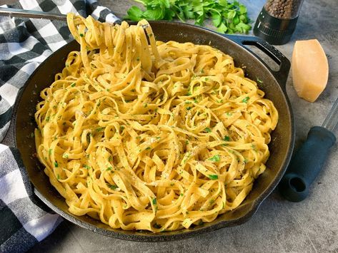 Garlic-Parmesan Pasta with Toasted Black Pepper and Parsley Vegetable Pad Thai, Parmesan Roasted Broccoli, Garlic Parmesan Pasta, Spiral Pasta, Caprese Pasta Salad, Beef Ragu, Caprese Pasta, Taco Pasta, Buttered Noodles