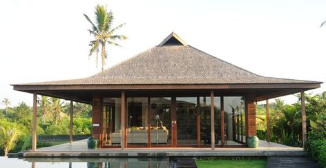 Cette retraite secrète est intégrée au paysage avec une architecture contemporaine en ossature bois, dotée de grandes baies vitrées. Les murs transparents abolissent la frontière entre le dedans et le dehors. Philippines Resort, West Indies House, Wood House Design, Resort Plan, Modern Tropical House, Bali House, Resort Architecture, Tropical Architecture, House Design Pictures