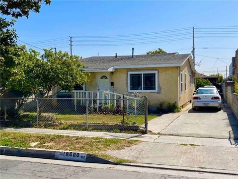 New Jersey Houses Exterior, California Suburbs House, Poor Neighborhood Aesthetic, Lower Class Homes, Poor House Aesthetic, 2000s House Exterior, City House Exterior, 90s House Exterior, Low Income House