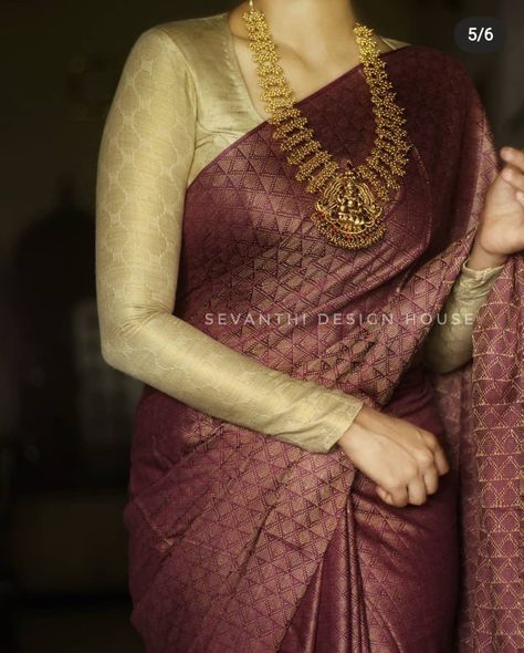 Maroon Saree Blouse Combination, Full Sleeves Blouse Designs, Saree Pic, Plain Sarees, Maroon Saree, Saree Ideas, Cotton Saree Blouse Designs, Saree Wearing Styles, Saree Wearing