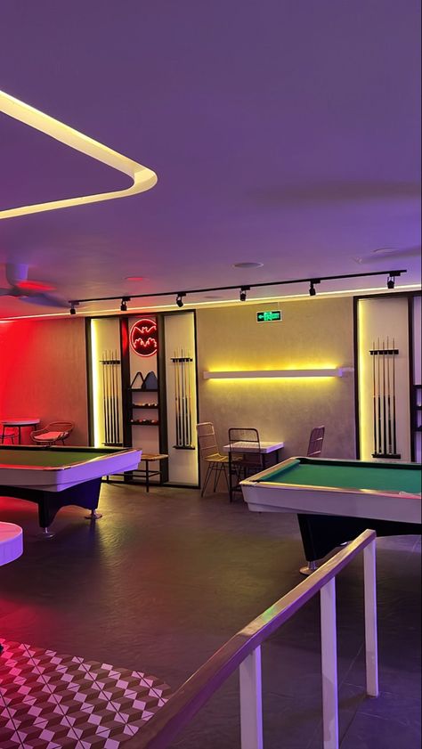 Billiards Bar Interior, Snooker Club Design, Billiard Room Decor Ideas, Gaming Club Design, Billiard Bar Design, Billiard Room Aesthetic, Pool Table Lounge, Billard Aesthetic, Snooker Aesthetic