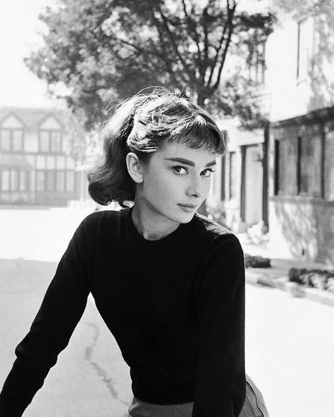 Audrey Hepburn photographed by Mark Shaw during the filming of Sabrina, 1953 Sabrina 1954, Aubrey Hepburn, Audrey Hepburn Photos, Pattie Boyd, Audrey Hepburn Style, Bridget Jones, Hepburn Style, Sharon Tate, Brigitte Bardot