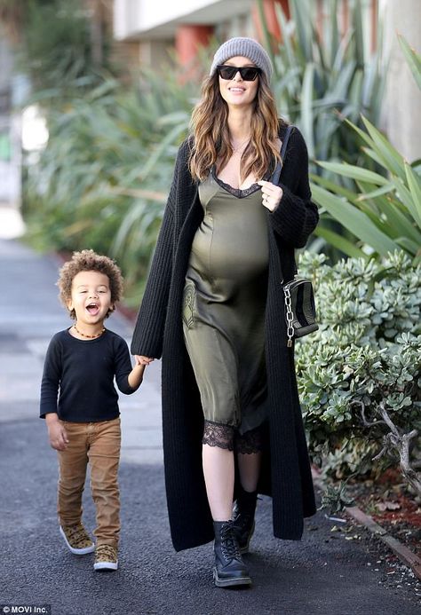 Ready to pop! Pregnant Nicole Trunfio stuns in racy lace slip dress while taking son Zionn... Nicole Trunfio Pregnant, Slip Dress Pregnant, Maternity Slip Dress, Pregnant Fashion Outfits, Pregnant Dress Outfits, Pregnancy Ootd, Bad Mothers, Dress And Cardigan Outfit, Green Silk Slip Dress