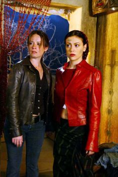 piper-halliwells-top-ten-fashion-moments-on-charmed Charmed Paige, Charmed Phoebe, Charmed Outfits, Halliwell Sisters, Piper Charmed, Phoebe Charmed, Charmed Fashion, Leo Wyatt, Piper Halliwell