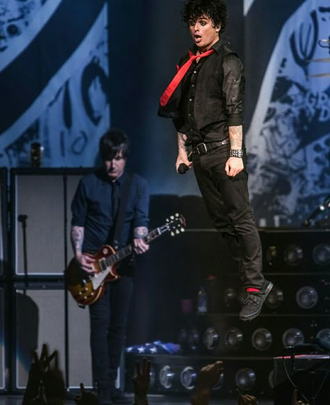 Billie Joe Armstrong Red Tie, Billie Joe Armstrong Funny, Longview Green Day, Billie Armstrong, Robin Zander, Billy Joe Armstrong, Green Day Live, Billie Green Day, Green Day Billie Joe